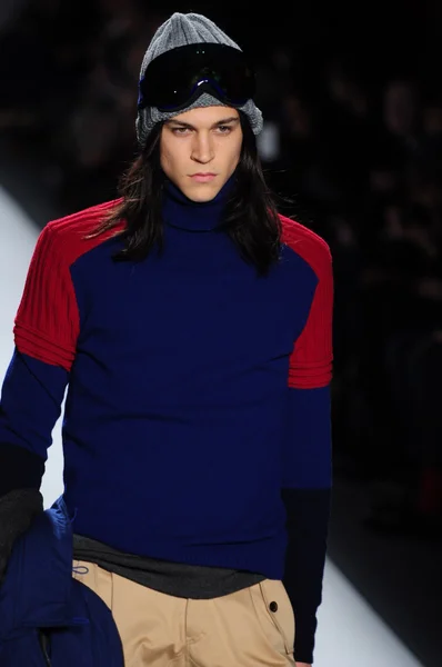 NEW YORK - FEBRUARY 10: Male model walks runway for General Idea Fall Winter 2012 presentation in Lincoln Center during New York Fashion Week on February 10, 2012 — Stock Photo, Image