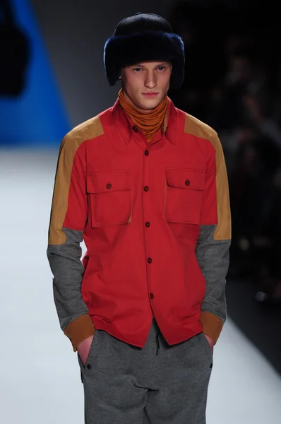 뉴욕-2 월 10 일: 남성 모델에 2012 년 2 월 10 일 뉴욕 패션 위 크 동안 링컨 센터에서 일반 아이디어가 겨울 2012 프레 젠 테이 션에 대 한 활주로 걸어 — 스톡 사진