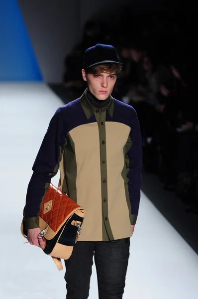 NEW YORK - FEBRUARY 10: Male model walks runway for General Idea Fall Winter 2012 presentation in Lincoln Center during New York Fashion Week on February 10, 2012 — Stock Photo, Image