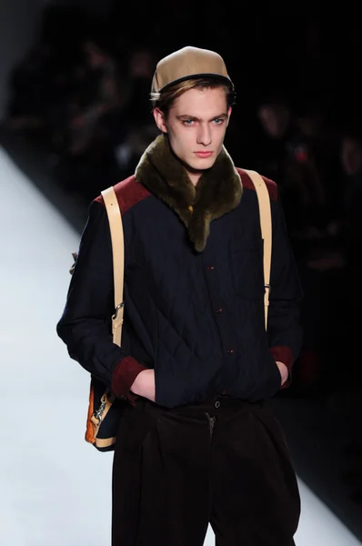 NUEVA YORK - 10 DE FEBRERO: Modelo masculino camina pasarela para la presentación de Otoño Invierno 2012 de Idea General en Lincoln Center durante la Semana de la Moda de Nueva York el 10 de febrero de 2012 — Foto de Stock