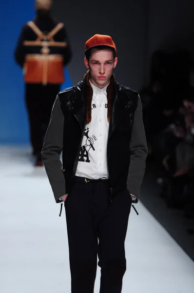 NOVA IORQUE - FEVEREIRO 10: Modelo masculino caminha pista para Ideia Geral Outono Inverno 2012 apresentação no Lincoln Center durante New York Fashion Week em fevereiro 10, 2012 — Fotografia de Stock