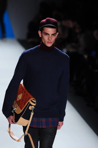 NUEVA YORK - 10 DE FEBRERO: Modelo masculino camina pasarela para la presentación de Otoño Invierno 2012 de Idea General en Lincoln Center durante la Semana de la Moda de Nueva York el 10 de febrero de 2012 — Foto de Stock