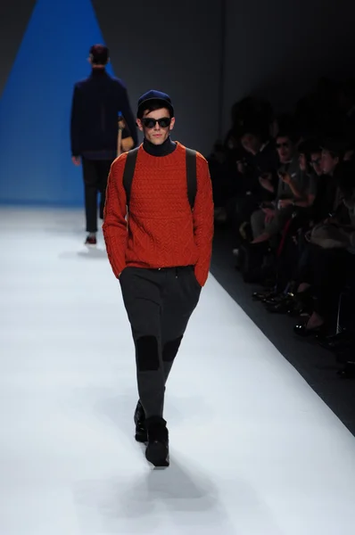 NEW YORK - FEBRUARY 10: Male model walks runway for General Idea Fall Winter 2012 presentation in Lincoln Center during New York Fashion Week on February 10, 2012 — Stock Photo, Image