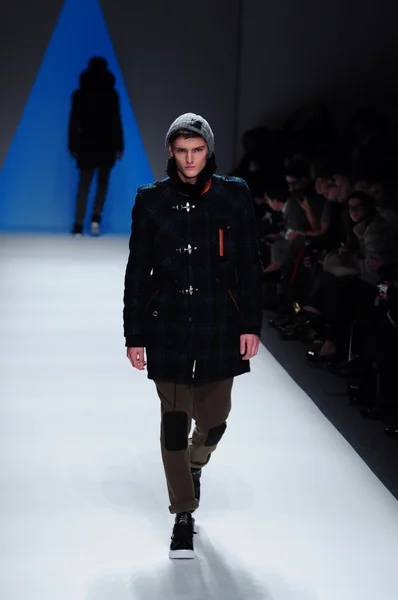 NOVA IORQUE - FEVEREIRO 10: Modelo masculino caminha pista para Ideia Geral Outono Inverno 2012 apresentação no Lincoln Center durante New York Fashion Week em fevereiro 10, 2012 — Fotografia de Stock