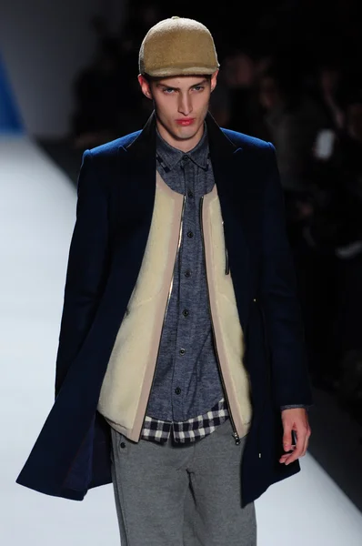 NEW YORK - FEBRUARY 10: Male model walks runway for General Idea Fall Winter 2012 presentation in Lincoln Center during New York Fashion Week on February 10, 2012 — Stock Photo, Image