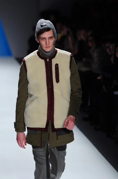NEW YORK - FEBRUARY 10: Male model walks runway for General Idea Fall Winter 2012 presentation in Lincoln Center during New York Fashion Week on February 10, 2012 — Stock Photo, Image
