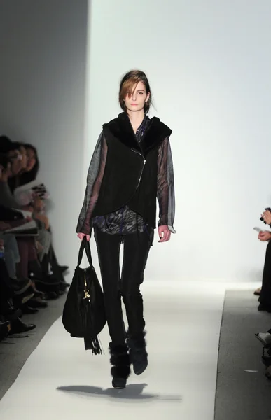 NUEVA YORK - 10 DE FEBRERO: Una modelo camina por la pasarela para la presentación de Otoño Invierno 2012 de Rebacca Taylor en el Lincoln Center durante la Semana de la Moda de Nueva York el 10 de febrero de 2012 — Foto de Stock