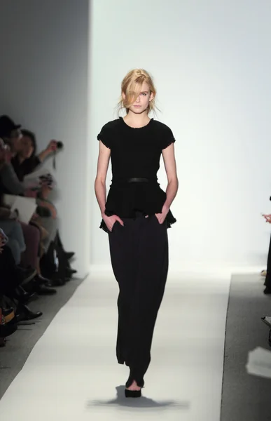 NUEVA YORK - 10 DE FEBRERO: Una modelo camina por la pasarela para la presentación de Otoño Invierno 2012 de Rebacca Taylor en el Lincoln Center durante la Semana de la Moda de Nueva York el 10 de febrero de 2012 —  Fotos de Stock