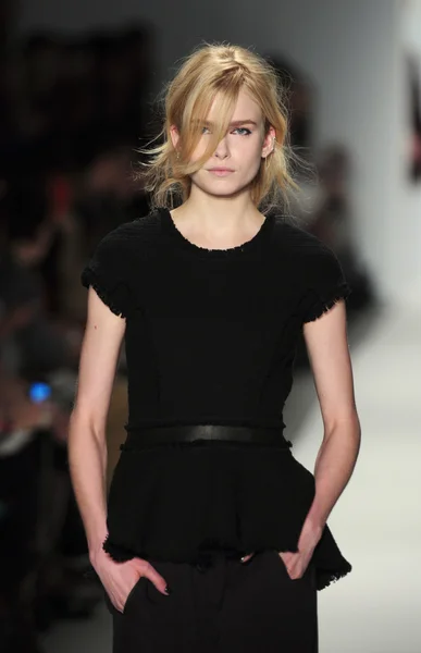 NEW YORK - FEBRUARY 10: A Model walks runway for Rebacca Taylor Fall Winter 2012 presentation in Lincoln Center during New York Fashion Week on February 10, 2012 — Stock Photo, Image