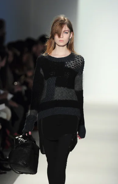 NUEVA YORK - 10 DE FEBRERO: Una modelo camina por la pasarela para la presentación de Otoño Invierno 2012 de Rebacca Taylor en el Lincoln Center durante la Semana de la Moda de Nueva York el 10 de febrero de 2012 — Foto de Stock