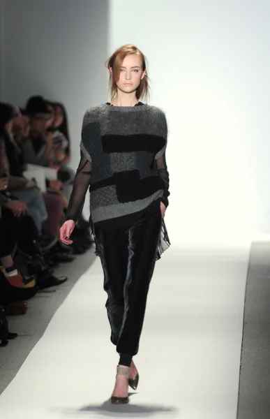 NEW YORK - FEBRUARY 10: A Model walks runway for Rebacca Taylor Fall Winter 2012 presentation in Lincoln Center during New York Fashion Week on February 10, 2012 — Stock Photo, Image