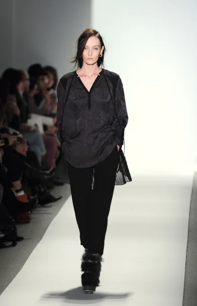 NEW YORK - FEBRUARY 10: A Model walks runway for Rebacca Taylor Fall Winter 2012 presentation in Lincoln Center during New York Fashion Week on February 10, 2012 — Stock Photo, Image