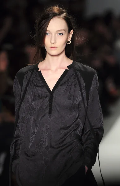 뉴욕-2 월 10 일: 모델 rebacca 테일러가을 겨울 2012 프레 젠 테이 션 링컨에서에 2012 년 2 월 10 일 뉴욕 패션 위 크 동안 센터에 대 한 활주로 걸어 — 스톡 사진