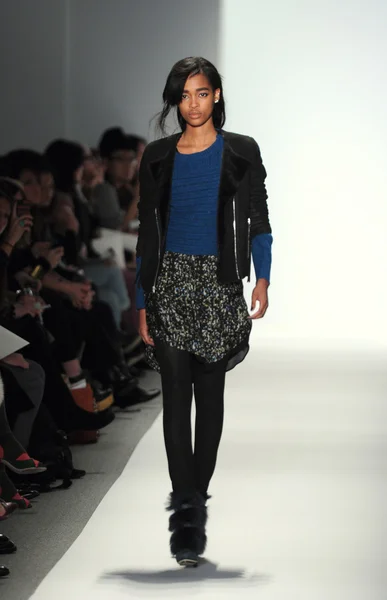 NOVA IORQUE - FEVEREIRO 10: Um modelo caminha pista para Rebacca Taylor Outono Inverno 2012 apresentação no Lincoln Center durante New York Fashion Week em fevereiro 10, 2012 — Fotografia de Stock