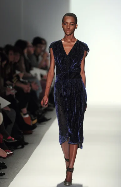 NEW YORK - FEBRUARY 10: A Model walks runway for Rebacca Taylor Fall Winter 2012 presentation in Lincoln Center during New York Fashion Week on February 10, 2012 — Stock Photo, Image