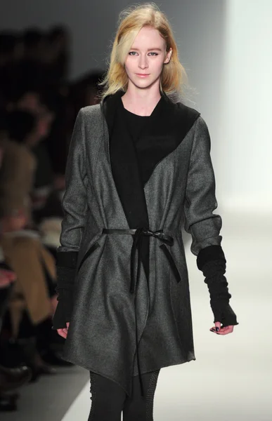 NOVA IORQUE - FEVEREIRO 10: Um modelo caminha pista para Rebacca Taylor Outono Inverno 2012 apresentação no Lincoln Center durante New York Fashion Week em fevereiro 10, 2012 — Fotografia de Stock