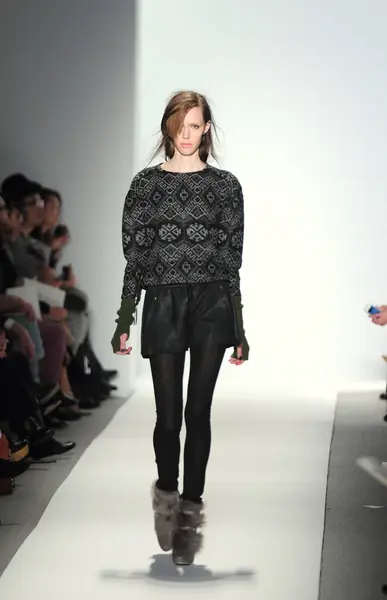 НЬЮ-ЙОРК - 10 февраля: Модель идет подиум для Rebacca Taylor осенью 2012 года презентации в Линкольн-центре во время Нью-Йоркской недели моды 10 февраля 2012 года — стоковое фото