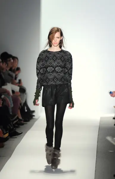 NUEVA YORK - 10 DE FEBRERO: Una modelo camina por la pasarela para la presentación de Otoño Invierno 2012 de Rebacca Taylor en el Lincoln Center durante la Semana de la Moda de Nueva York el 10 de febrero de 2012 — Foto de Stock