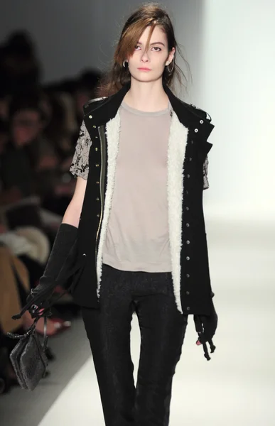 NEW YORK - FEBRUARY 10: A Model walks runway for Rebacca Taylor Fall Winter 2012 presentation in Lincoln Center during New York Fashion Week on February 10, 2012 — Stock Photo, Image