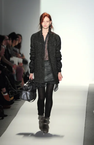 NUEVA YORK - 10 DE FEBRERO: Una modelo camina por la pasarela para la presentación de Otoño Invierno 2012 de Rebacca Taylor en el Lincoln Center durante la Semana de la Moda de Nueva York el 10 de febrero de 2012 — Foto de Stock