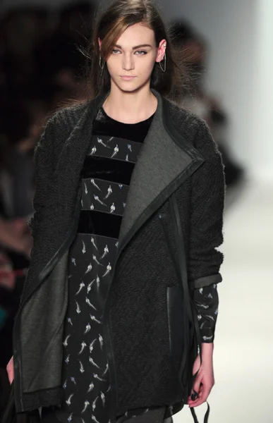 NOVA IORQUE - FEVEREIRO 10: Um modelo caminha pista para Rebacca Taylor Outono Inverno 2012 apresentação no Lincoln Center durante New York Fashion Week em fevereiro 10, 2012 — Fotografia de Stock