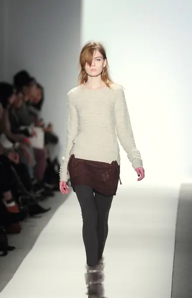 ニューヨーク - 2 月 10 日: モデルは 2012 年 2 月 10 日のニューヨーク ・ ファッション ・ ウィーク中のリンカーンのテイラー秋の冬 2012年プレゼンテーション センター rebacca の滑走路を歩く — ストック写真