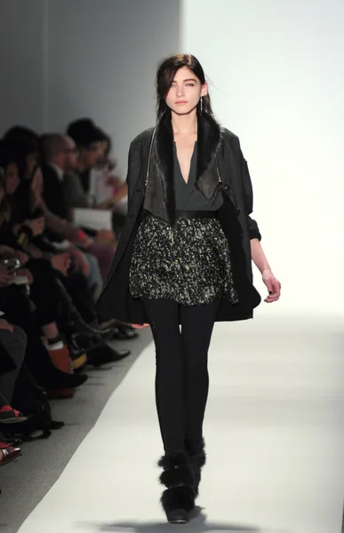 NEW YORK - FEBRUARY 10: A Model walks runway for Rebacca Taylor Fall Winter 2012 presentation in Lincoln Center during New York Fashion Week on February 10, 2012 — Stock Photo, Image