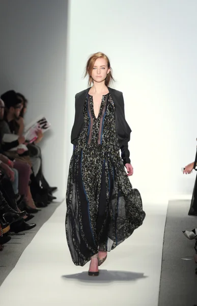 NUEVA YORK - 10 DE FEBRERO: Una modelo camina por la pasarela para la presentación de Otoño Invierno 2012 de Rebacca Taylor en el Lincoln Center durante la Semana de la Moda de Nueva York el 10 de febrero de 2012 — Foto de Stock