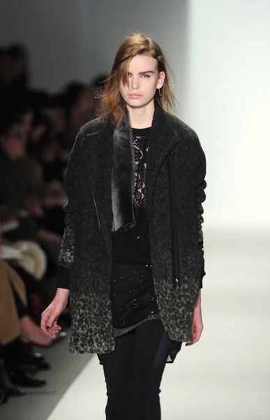 NUEVA YORK - 10 DE FEBRERO: Una modelo camina por la pasarela para la presentación de Otoño Invierno 2012 de Rebacca Taylor en el Lincoln Center durante la Semana de la Moda de Nueva York el 10 de febrero de 2012 —  Fotos de Stock