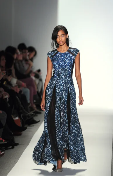 NUEVA YORK - 10 DE FEBRERO: Una modelo camina por la pasarela para la presentación de Otoño Invierno 2012 de Rebacca Taylor en el Lincoln Center durante la Semana de la Moda de Nueva York el 10 de febrero de 2012 — Foto de Stock