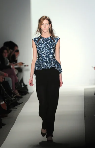 NUEVA YORK - 10 DE FEBRERO: Una modelo camina por la pasarela para la presentación de Otoño Invierno 2012 de Rebacca Taylor en el Lincoln Center durante la Semana de la Moda de Nueva York el 10 de febrero de 2012 —  Fotos de Stock