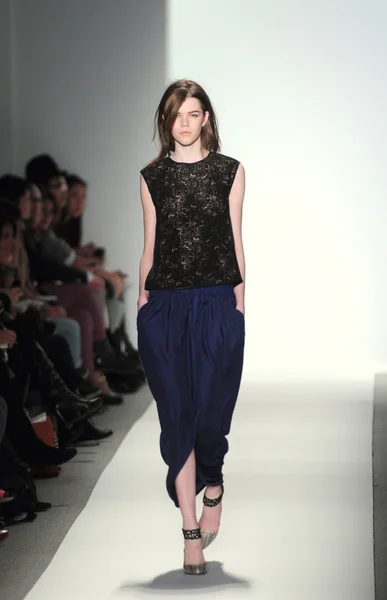 NUEVA YORK - 10 DE FEBRERO: Una modelo camina por la pasarela para la presentación de Otoño Invierno 2012 de Rebacca Taylor en el Lincoln Center durante la Semana de la Moda de Nueva York el 10 de febrero de 2012 — Foto de Stock