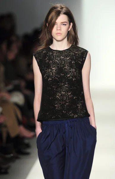 NEW YORK - FEBRUARY 10: A Model walks runway for Rebacca Taylor Fall Winter 2012 presentation in Lincoln Center during New York Fashion Week on February 10, 2012 — Stock Photo, Image