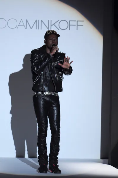 NEW YORK, NY - FEBRUARY 10: Rapper Theophilus London performs at the Rebecca Minkoff Fall 2012 fashion show during Mercedes-Benz Fashion Week at The Theatre at Lincoln Center on February 10, 2012 — Stock Photo, Image