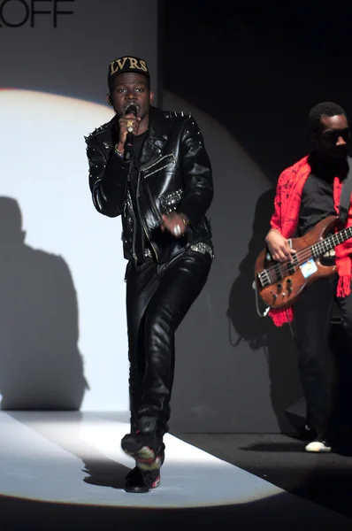 NEW YORK, NY - FEBRUARY 10: Rapper Theophilus London performs at the Rebecca Minkoff Fall 2012 fashion show during Mercedes-Benz Fashion Week at The Theatre at Lincoln Center on February 10, 2012 — Stock Photo, Image