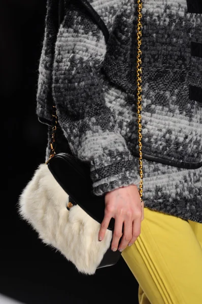 NOVA IORQUE - FEVEREIRO 10: Um modelo caminha pista para Rebecca Minkoff Outono Inverno 2012 apresentação no Lincoln Center durante New York Fashion Week em fevereiro 10, 2012 — Fotografia de Stock