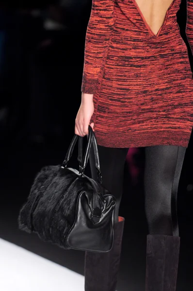 NOVA IORQUE - FEVEREIRO 10: Um modelo caminha pista para Rebecca Minkoff Outono Inverno 2012 apresentação no Lincoln Center durante New York Fashion Week em fevereiro 10, 2012 — Fotografia de Stock