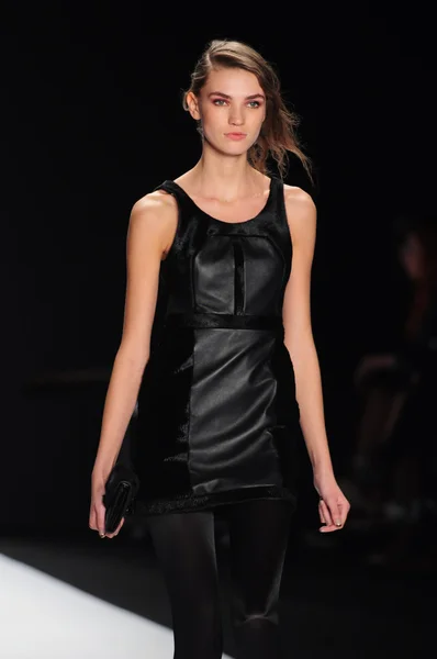 뉴욕-2 월 10 일: 모델에 2012 년 2 월 10 일 뉴욕 패션 위 크 동안 링컨 센터에서 레 베 카 minkoff가 겨울 2012 프레 젠 테이 션에 대 한 활주로 걸어 — 스톡 사진