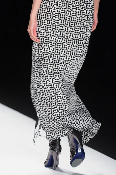 Νέα Υόρκη - 10 Φεβρουαρίου: ένα μοντέλο βόλτες διάδρομο για rebecca minkoff Φθινόπωρο Χειμώνας 2012 παρουσίαση στο lincoln center κατά τη διάρκεια της εβδομάδας μόδας της Νέας Υόρκης στις 10 Φεβρουαρίου 2012 — Φωτογραφία Αρχείου