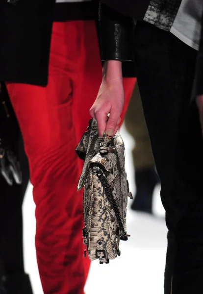 NEW YORK - FEBRUARY 10: A Model walks runway for Rebecca Minkoff Fall Winter 2012 presentation in Lincoln Center during New York Fashion Week on February 10, 2012 — Stock Photo, Image