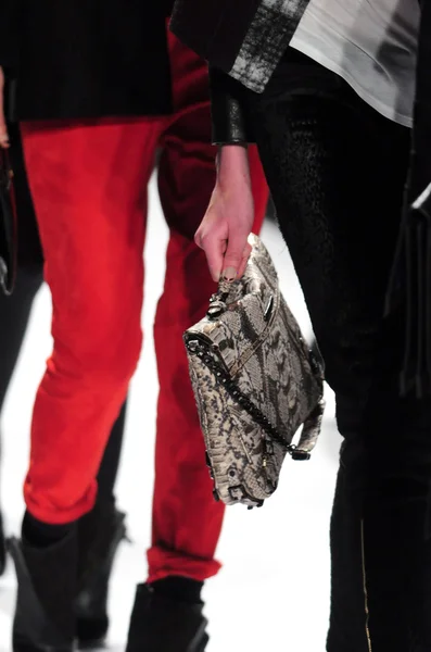ニューヨーク - 2 月 10 日: モデルはリンカーン センターで 2012 年 2 月 10 日のニューヨーク ・ ファッション ・ ウィーク中レベッカ ミンコフ秋冬 2012年プレゼンテーション用滑走路を歩く — ストック写真