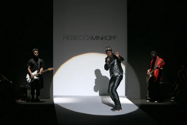 New York-i, ny - február 10-én: rapper theophilus london végez a rebecca minkoff esik 2012 divat show során mercedes-benz FashionWeek a színházban, a lincoln center 2012. február 10. — Stock Fotó