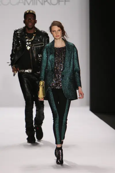 NEW YORK - FEBRUARY 10: A Model walks runway for Rebecca Minkoff Fall Winter 2012 presentation in Lincoln Center during New York Fashion Week on February 10, 2012 — Stock Photo, Image