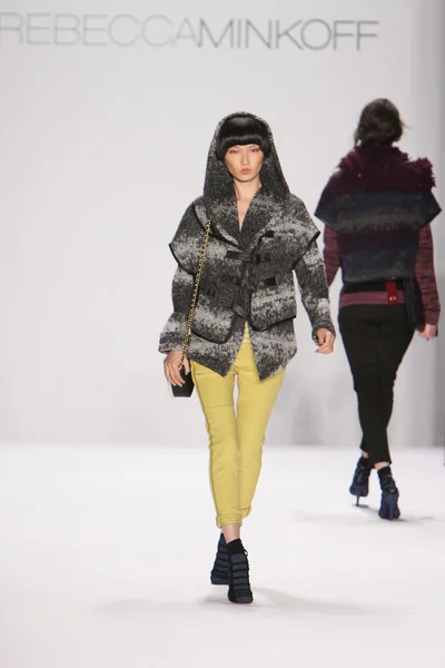 NEW YORK - FEBRUARY 10: A Model walks runway for Rebecca Minkoff Fall Winter 2012 presentation in Lincoln Center during New York Fashion Week on February 10, 2012 — Stock Photo, Image