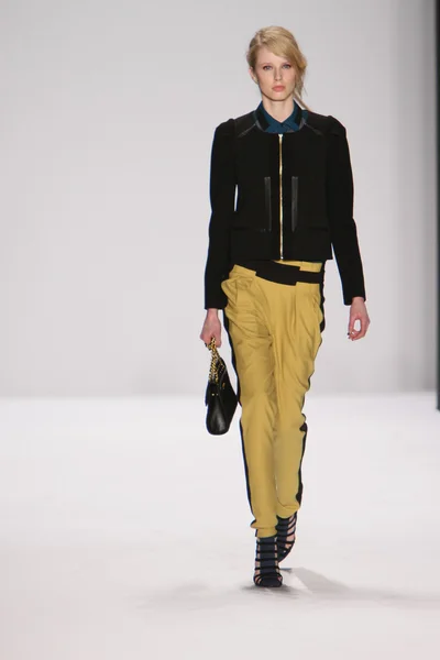 ニューヨーク - 2 月 10 日: モデルはリンカーン センターで 2012 年 2 月 10 日のニューヨーク ・ ファッション ・ ウィーク中レベッカ ミンコフ秋冬 2012年プレゼンテーション用滑走路を歩く — ストック写真