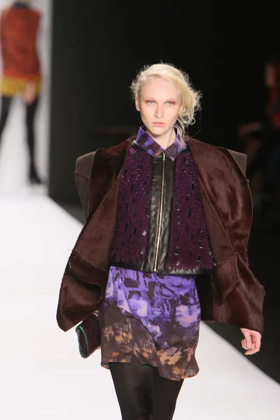 NEW YORK - FEBRUARY 10: A Model walks runway for Rebecca Minkoff Fall Winter 2012 presentation in Lincoln Center during New York Fashion Week on February 10, 2012 — Stock Photo, Image