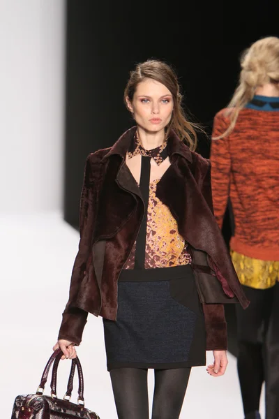 뉴욕-2 월 10 일: 모델에 2012 년 2 월 10 일 뉴욕 패션 위 크 동안 링컨 센터에서 레 베 카 minkoff가 겨울 2012 프레 젠 테이 션에 대 한 활주로 걸어 — 스톡 사진