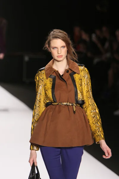 NEW YORK - FEBRUARY 10: A Model walks runway for Rebecca Minkoff Fall Winter 2012 presentation in Lincoln Center during New York Fashion Week on February 10, 2012 — Stock Photo, Image