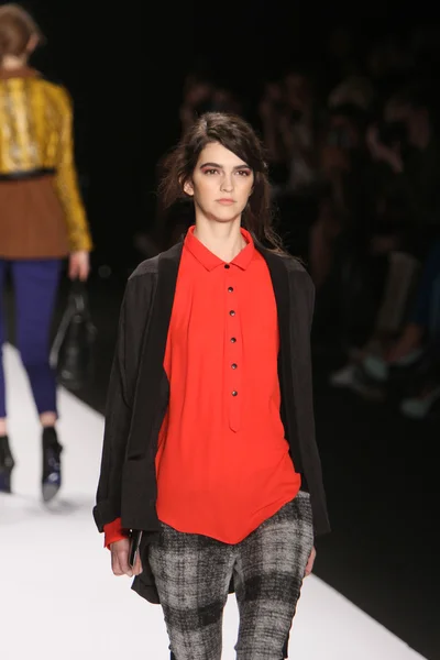 NEW YORK - FEBRUARY 10: A Model walks runway for Rebecca Minkoff Fall Winter 2012 presentation in Lincoln Center during New York Fashion Week on February 10, 2012 — Stock Photo, Image