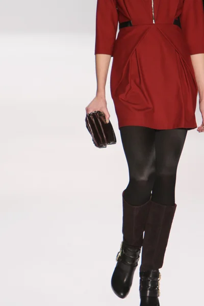 New york - 10. februar: ein modell läuft laufsteg für rebecca minkoff herbst winter 2012 präsentation im lincoln center während der new york fashion week am 10. februar 2012 — Stockfoto